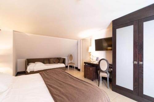 a bedroom with a bed and a desk and a television at Best Western Plus Hotel Perla Del Porto in Catanzaro Lido