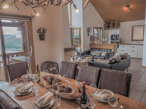 une salle à manger avec une table et un salon dans l'établissement Chateau Doggestein, à Peisey-Nancroix