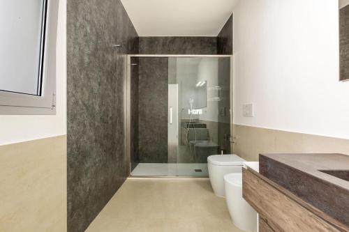 Un baño con ducha, inodoro y lavabo. en Villa Punta Ristola by Perle di Puglia, en Leuca