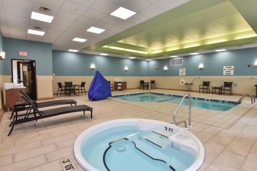 a pool with a jacuzzi tub in a waiting room at Holiday Inn Express and Suites Springfield Medical District by IHG in Springfield