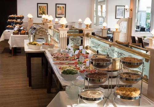 una línea de buffet con muchos tipos diferentes de comida en Hotel des Nordens en Flensburg
