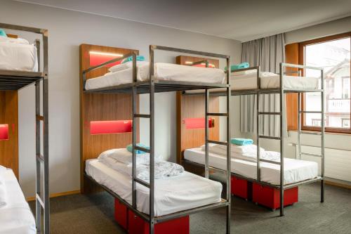Voodi või voodid majutusasutuse Loft - HI Eco Hostel toas