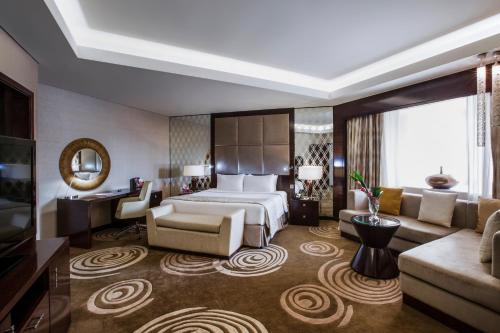 Postel nebo postele na pokoji v ubytování Crowne Plaza Dubai Deira by IHG