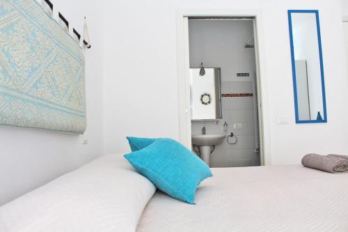 Un dormitorio con una cama con una almohada azul. en Baylle's room, en Cagliari