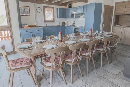 une salle à manger avec une table, des chaises et des armoires bleues dans l'établissement Wittenburg, à Landry