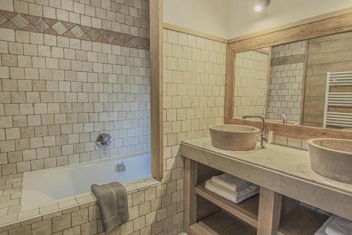 ein Badezimmer mit zwei Waschbecken und einer Badewanne in der Unterkunft Wittenburg in Landry