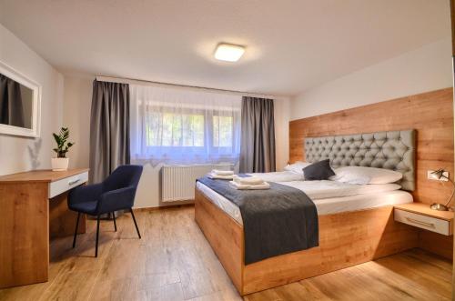 Кровать или кровати в номере Apartamenty Głębce 75