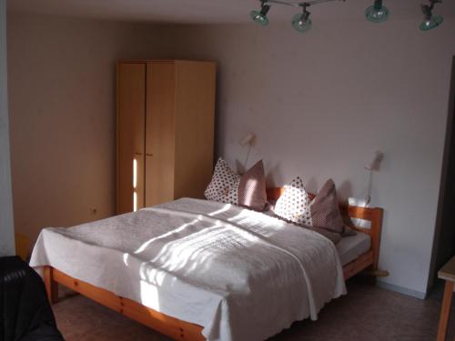 a bedroom with a large bed with white sheets and pillows at Erzgebirgsdomizil am Schwartenberg in Neuhausen