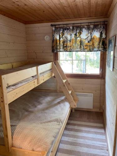Una habitación con dos literas en una casa pequeña. en Villa Casanova, en Levi