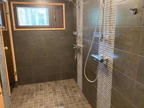 La salle de bains est pourvue d'une douche avec une porte en verre. dans l'établissement Villa Casanova, à Levi