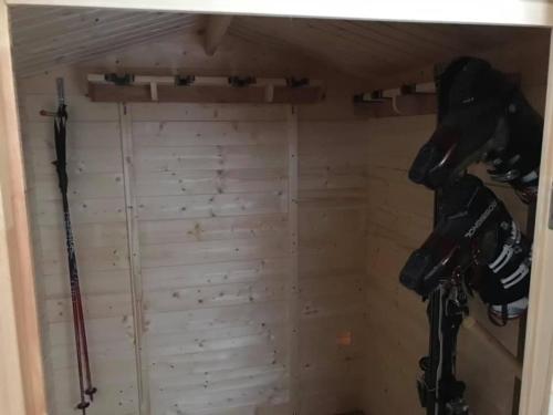 een kamer met een houten muur en twee geweren bij CHALET LE HERISSON in Saint-Laurent-du-Jura