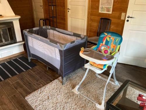 Un dormitorio con una cama, una silla y una mesa. en Villa Casanova, en Levi