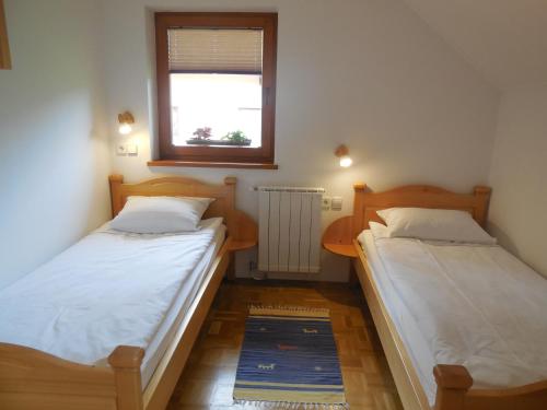 Giường trong phòng chung tại Apartments Savinja