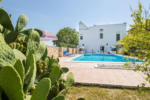 une villa avec une piscine et une maison dans l'établissement Villa Lotus, à Melissano