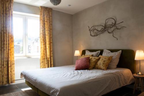 拉羅什－阿登的住宿－Typical Ardenne House de Luxe，一间卧室设有一张床和一个窗口