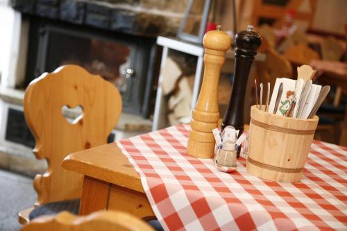 uma mesa com uma toalha de mesa com utensílios em Südtiroler Stubn Café und Restaurant em Arnstadt