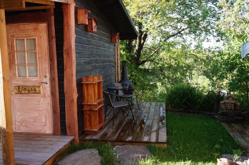 un porche de una casa con una parrilla y una puerta en Kulppis Bed&Breakfast, en Härryda
