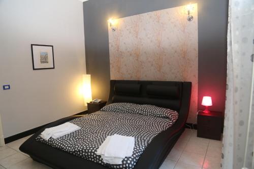 een slaapkamer met een bed met twee handdoeken erop bij Nuovo Hotel Sangiuliano in Catania