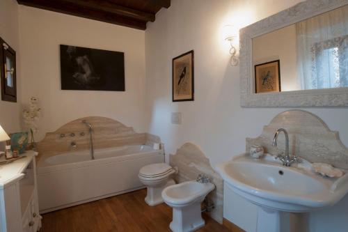 a bathroom with a tub and a sink and a toilet at A PALAZZO FORTEBRACCI B&B in Sutri