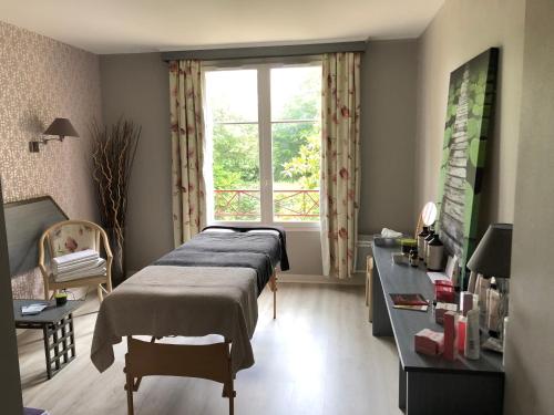 1 dormitorio con 2 camas y ventana en Auberge Saint Thegonnec, en Saint-Thégonnec