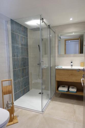une salle de bain avec douche et lavabo dans l'établissement Rêve d'instants, à Faucon