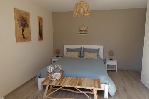 una camera con un letto blu e un tavolo di Rêve d'instants a Faucon