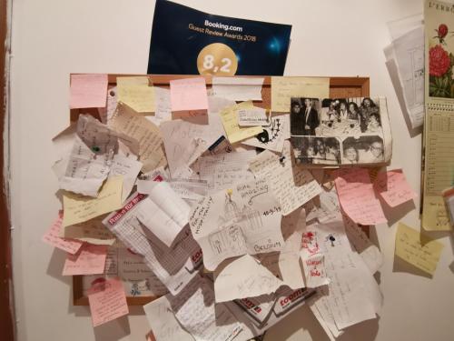 un montón de notas pegajosas en un refrigerador en B&B Sepulveda, en Roma