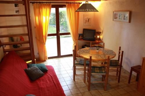 a living room with a table and a couch at Maison à 200 m de la mer in Piriac-sur-Mer
