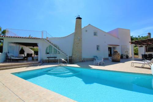 Booking.com: CHILL OUT Chalet Piscina privada , LAlfàs del ...