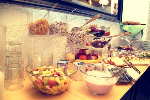 un comptoir de cuisine avec des bols de fruits et autres denrées alimentaires dans l'établissement Hotel zur Donau, à Dillingen an der Donau
