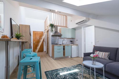 un salon avec un canapé et une table dans l'établissement 7 DELOYE - Charmant 2 pieces rénové - Dernier étage - Clim, à Nice