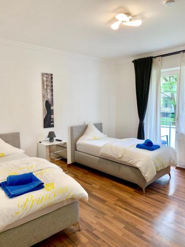 um quarto com 2 camas com toalhas azuis em Apartment Celin em Hanôver