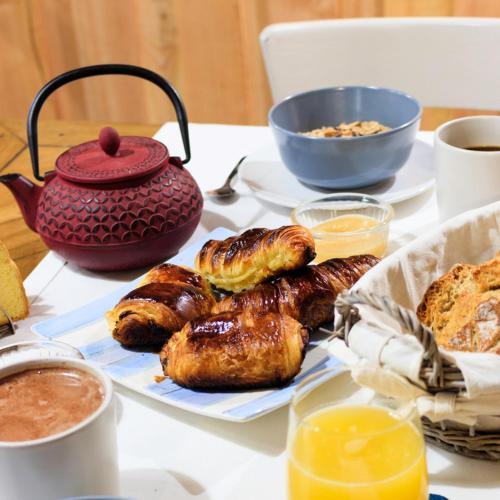 einen Tisch mit einer Teekanne und Gebäck darauf in der Unterkunft Echo des montagnes in Chalmazel Jeansagniere