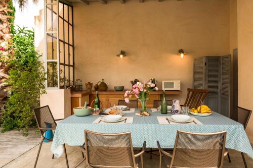 une table avec un chiffon de table bleu et des chaises dans l'établissement La Villa ioanes, à Port-Saint-Louis-du-Rhône