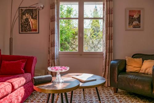 ein Wohnzimmer mit Sofa und Tisch in der Unterkunft La Villa ioanes in Port-Saint-Louis-du-Rhône