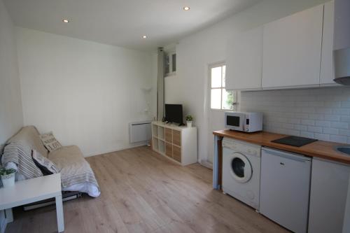 une cuisine avec une machine à laver dans une pièce dans l'établissement Villers-sur-Mer, à Villers-sur-Mer