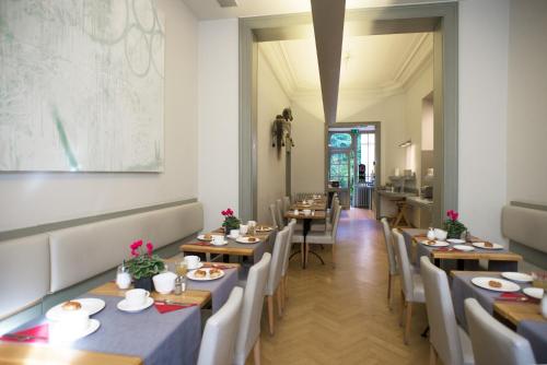 uma sala de jantar com mesas e cadeiras de madeira em Hotel Du Congres em Bruxelas