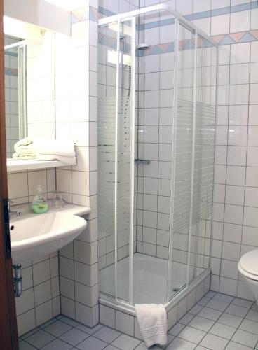 A bathroom at Hotel zur Donau
