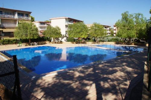 塔拉戈納的住宿－Apartamento Mare Nostrum Playa Arrabassada，公寓大楼内的大型游泳池
