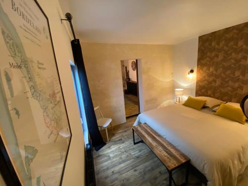 a room with a bed and a map on the wall at Appartement de Standing au coeur de Libourne in Libourne