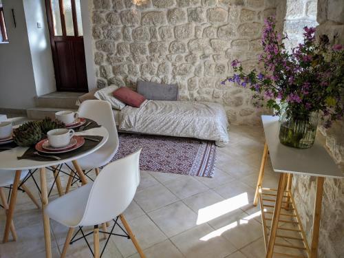 un soggiorno con tavolo, sedie e divano di Best view! Rooftop with Garden - Old Town Nr404 a Kotor (Cattaro)