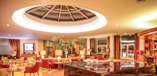 - un hall avec des chaises, des tables et un plafond dans l'établissement Hotel Dos Templarios, à Tomar