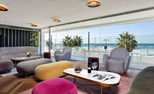 Posezení v ubytování Crowne Plaza Tel Aviv Beach by IHG