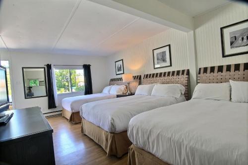 Katil atau katil-katil dalam bilik di Motel de la montagne Orford