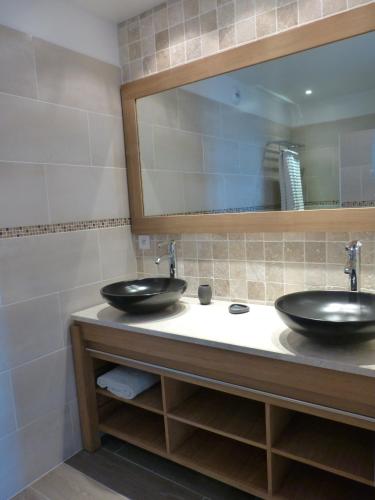 a bathroom with two sinks and a mirror at Vista di Sognu in Monticello