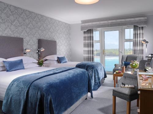 Giường trong phòng chung tại Dunmore House Hotel
