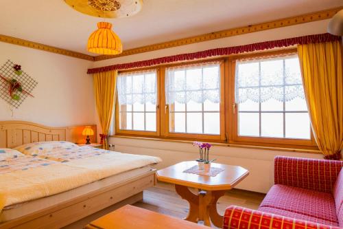 Postel nebo postele na pokoji v ubytování Alpenhotel zur Wildi Lauchernalp