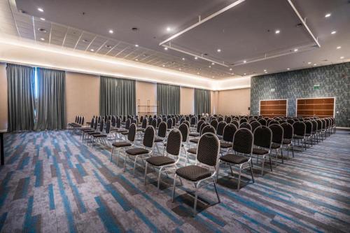 a large room with rows of chairs in it at Howard Johnson Plaza & Convention Center Spa La Plata in La Plata