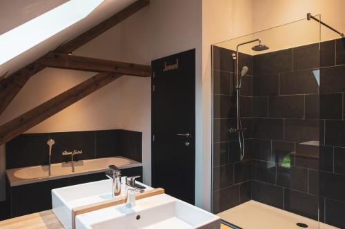 a bathroom with a sink and a shower at Sint-Jacobshoeve 2 in Oudenaarde