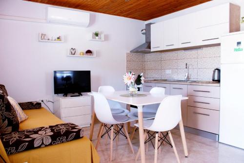 Apartman Riva tesisinde mutfak veya mini mutfak